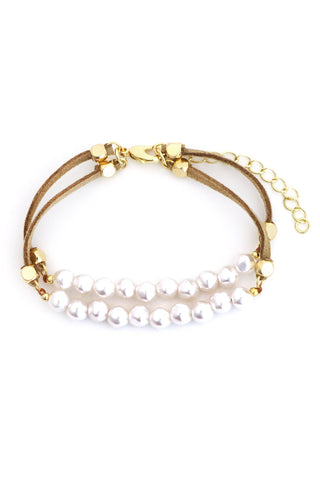 Double strand pearl bracelet with suede leather straps and gold hardware – elegant and boho-chic accessory perfect for beach outfits or summer layering.